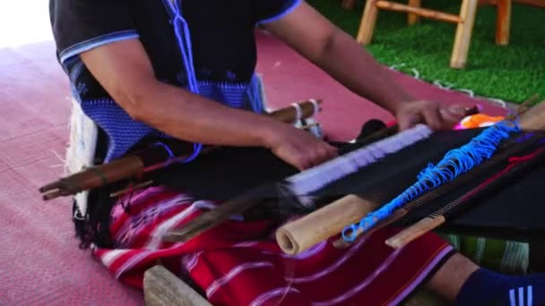 在一个经典的亚洲织布机上 用不同的明亮线紧密地编织着织锦的双手 泰国北部山区部落的传统手工编织 — 图库视频影像