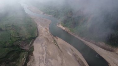 Yazın Ban Mae Sam Laeb 'deki Salween Nehri' nin havadan görünüşü, Tayland 'ın Mae Hong Son Eyaleti' ndeki Karen köyü, Myanmar ve Tayland arasındaki sınır..