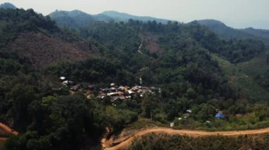 Tayland 'ın Salween Nehri vadisinde küçük bir köy, Tayland' ın Mae Hong Son eyaletindeki Ban Mae Sam Laeb Karen köyü, Myanmar ve Tayland arasındaki sınır.