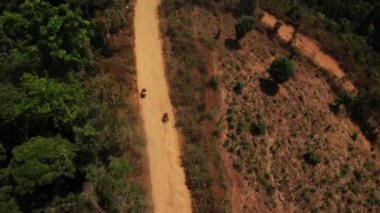 Dağ toprak yolunun havadan görünüşü, Karen köyüne giden yol, Mae Hong Son vilayeti, Tayland ve Myanmar arasındaki sınır, yaz mevsiminde Salween Nehri yakınında..