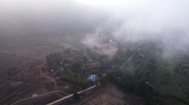 Tayland 'ın Salween Nehri vadisinde küçük bir köy, Tayland' ın Mae Hong Son eyaletindeki Ban Mae Sam Laeb Karen köyü, Myanmar ve Tayland arasındaki sınır.