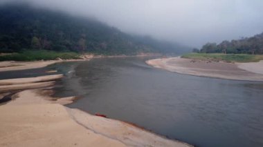 Yazın Ban Mae Sam Laeb 'deki Salween Nehri' nin havadan görünüşü, Tayland 'ın Mae Hong Son Eyaleti' ndeki Karen köyü, Myanmar ve Tayland arasındaki sınır..