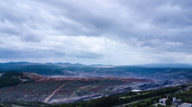 İnşaat halindeki bir beton köprünün havadan görüntüsü. Trafiği artırmak için şu anda inşaat halinde olan yol