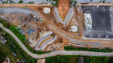 İnşaat halindeki bir beton köprünün havadan görüntüsü. Trafiği artırmak için şu anda inşaat halinde olan yol