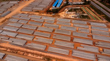 İnşaat halindeki bir beton köprünün havadan görüntüsü. Trafiği artırmak için şu anda inşaat halinde olan yol