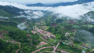 Yağmur mevsiminde güzel Sapan köyü manzarası ve Tayland 'ın Nan ilindeki yeşil pirinç tarlalarının çarpıcı manzarası..