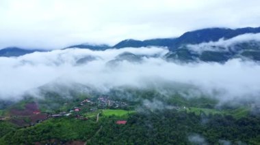 Tayland 'ın Nan Eyaleti' nde yağmur mevsiminde doğayla çevrili küçük bir köy olan güzel Sapan köyü manzarası..