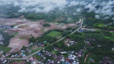 Yağmur mevsiminde doğa vadisinin ortasındaki güzel bir köy manzarası ve Tayland 'ın Loei Eyaleti' nde akan bir nehrin çarpıcı manzarası..