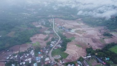 Yağmur mevsiminde doğa vadisinin ortasındaki güzel bir köy manzarası ve Tayland 'ın Loei Eyaleti' nde akan bir nehrin çarpıcı manzarası..