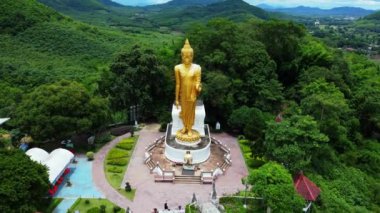 Pra Yai Phu Khok Ngio ya da Chiang Khan Skywalk 'un havadan görünüşü, Loei eyaletinin en yeni simgesi, Hueang Nehri' ne bakan Mekong Nehri 'ni karşılamak için akıyor..