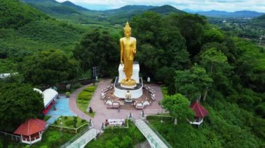 Pra Yai Phu Khok Ngio ya da Chiang Khan Skywalk 'un havadan görünüşü, Loei eyaletinin en yeni simgesi, Hueang Nehri' ne bakan Mekong Nehri 'ni karşılamak için akıyor..