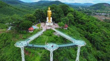 Pra Yai Phu Khok Ngio ya da Chiang Khan Skywalk 'un havadan görünüşü, Loei eyaletinin en yeni simgesi, Hueang Nehri' ne bakan Mekong Nehri 'ni karşılamak için akıyor..