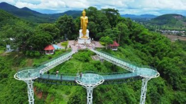 Pra Yai Phu Khok Ngio ya da Chiang Khan Skywalk 'un havadan görünüşü, Loei eyaletinin en yeni simgesi, Hueang Nehri' ne bakan Mekong Nehri 'ni karşılamak için akıyor..