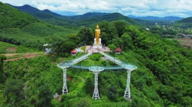 Pra Yai Phu Khok Ngio ya da Chiang Khan Skywalk 'un havadan görünüşü, Loei eyaletinin en yeni simgesi, Hueang Nehri' ne bakan Mekong Nehri 'ni karşılamak için akıyor..