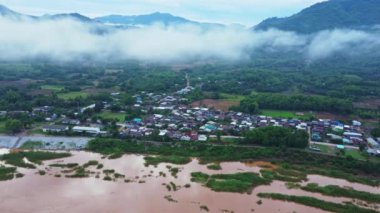 Kudretli Mekong Nehri 'nin yağmurlu mevsimlerde yemyeşil dağlara karşı sabah uçuşunu gösteren hava manzarası..