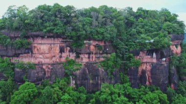 Phu Thok ya da Wat Chetiyakhiri, kayalık kayalıkları ve yüksek uçurumlardaki ahşap köprüleri olan güzel dağ manzarası, Bueng Kan Eyaleti, Tayland.