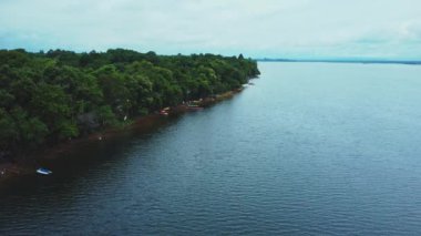 Kham Somboon Sahili, Bueng Khong Bölgesi, Bueng Kan Eyaleti, Tayland, doğada zengin olan büyük bir su kütlesini çevreleyen ormanın doğasını gösteriyor..