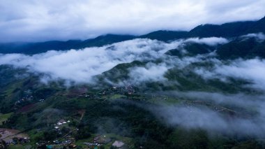 Güzel Sapan köyü manzarası. Yağmur mevsiminde doğayla çevrili küçük bir köy. Tayland 'ın Nan Eyaleti' ndeki yeşil pirinç tarlalarının çarpıcı manzarası..