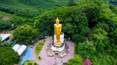 Pra Yai Phu Khok Ngio ya da Chiang Khan Skywalk 'un havadan görünüşü, Loei eyaletinin en yeni simgesi, Hueang Nehri' ne bakan Mekong Nehri 'ni karşılamak için akıyor..