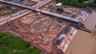 Mekong Nehri üzerindeki köprünün inşaat alanının havadan görüntüsü. Tayland 'ın Bueng Kan eyaletinde yeni bir Tayland-Lao Dostluk Köprüsü inşaatı.