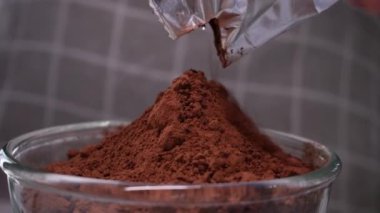 Genç kadın mutfakta ev yapımı brovni yapıyor, adım adım pişiriyor..