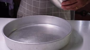 Genç kadın mutfakta ev yapımı brovni yapıyor, adım adım pişiriyor..