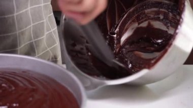 Genç kadın mutfakta ev yapımı brovni yapıyor, adım adım pişiriyor..