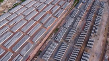 Yeni bir yol ya da otoyol inşaatının havadan görüntüsü. Dağların ortasındaki yol yapım işçilerinin üzerindeki bir dronun üst görüntüsü. Vinçler ve Ağır Ekipmanlı İnşaat Alanı.