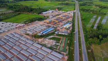 Yeni bir yol ya da otoyol inşaatının havadan görüntüsü. Dağların ortasındaki yol yapım işçilerinin üzerindeki bir dronun üst görüntüsü. Vinçler ve Ağır Ekipmanlı İnşaat Alanı.