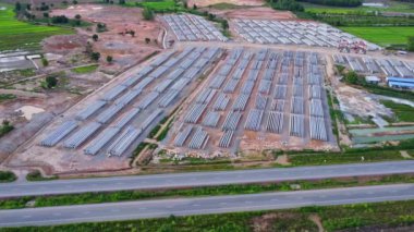 Yeni bir yol ya da otoyol inşaatının havadan görüntüsü. Dağların ortasındaki yol yapım işçilerinin üzerindeki bir dronun üst görüntüsü. Vinçler ve Ağır Ekipmanlı İnşaat Alanı.