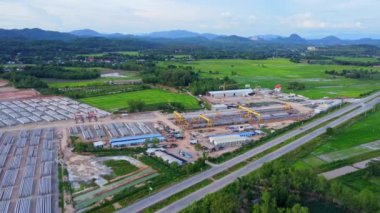 Yeni bir yol ya da otoyol inşaatının havadan görüntüsü. Dağların ortasındaki yol yapım işçilerinin üzerindeki bir dronun üst görüntüsü. Vinçler ve Ağır Ekipmanlı İnşaat Alanı.