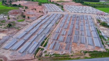 Yeni bir yol ya da otoyol inşaatının havadan görüntüsü. Dağların ortasındaki yol yapım işçilerinin üzerindeki bir dronun üst görüntüsü. Vinçler ve Ağır Ekipmanlı İnşaat Alanı.