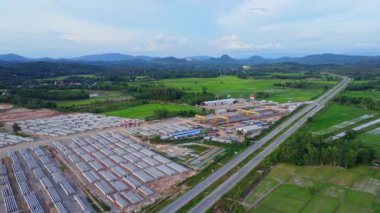 Yeni bir yol ya da otoyol inşaatının havadan görüntüsü. Dağların ortasındaki yol yapım işçilerinin üzerindeki bir dronun üst görüntüsü. Vinçler ve Ağır Ekipmanlı İnşaat Alanı.