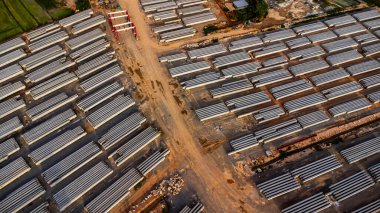 Yeni bir yol ya da otoyol inşaatının havadan görüntüsü. Dağların ortasındaki yol yapım işçilerinin üzerindeki bir dronun üst görüntüsü. Vinçler ve Ağır Ekipmanlı İnşaat Alanı.