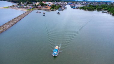 Balıkçı köyü ve körfez manzaralı Pak Nam Sichon, Chumphon Bölgesi, Tayland.