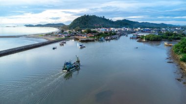 Balıkçı köyü ve körfez manzaralı Pak Nam Sichon, Chumphon Bölgesi, Tayland.