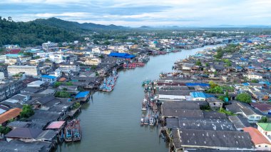 Balıkçı köyü ve körfez manzaralı Pak Nam Sichon, Chumphon Bölgesi, Tayland.