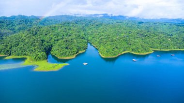 Kwai Nehri 'nin havadan görünüşü ve Kanchanaburi Eyaleti, Tayland' da yüzen evler. Kwai nehri boyunca yüzen kulübelerin ve yeşil ormanın güzel manzarası..