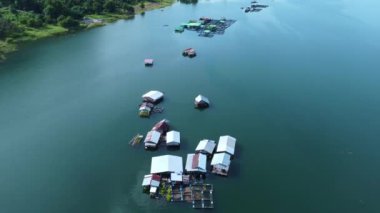 Kanchanaburi, Tayland 'daki Vajiralongkorn Barajı' nda birçok sal evi var. Yüzen ev