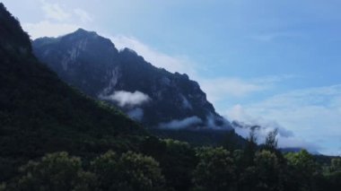 Kanchanaburi, Tayland 'da sisli dağların güzel manzarası