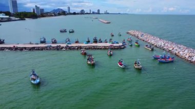 Geleneksel renkli Taylandlı eski ahşap balıkçı teknelerinin alçak gelgit sırasında insansız hava aracı görüntüsü. Geleneksel Tayland uzun kuyruklu balıkçı tekneleri tropikal denizde