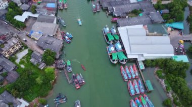 Yerel feribot, araba, motosiklet ve insanların Kanchanaburi Eyaleti, Tayland 'daki bir nehri geçişlerinin hava görüntüsü..