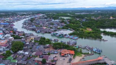 Balıkçı tekneleri ve körfez manzaralı balıkçı köyü Pak Nam Sichon 'da, Chumphon, Tayland' daki haliç bölgesi..