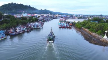 Yerel feribot, araba, motosiklet ve insanların Kanchanaburi Eyaleti, Tayland 'daki bir nehri geçişlerinin hava görüntüsü..