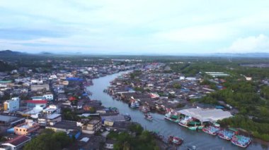 Yerel feribot, araba, motosiklet ve insanların Kanchanaburi Eyaleti, Tayland 'daki bir nehri geçişlerinin hava görüntüsü..