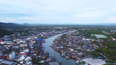 Yerel feribot, araba, motosiklet ve insanların Kanchanaburi Eyaleti, Tayland 'daki bir nehri geçişlerinin hava görüntüsü..