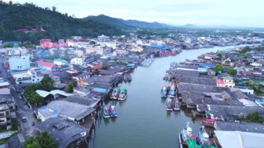 Yerel feribot, araba, motosiklet ve insanların Kanchanaburi Eyaleti, Tayland 'daki bir nehri geçişlerinin hava görüntüsü..