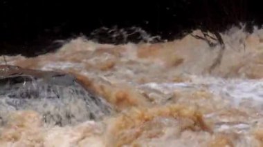 Şelalenin yanında güçlü bir akıntı. Şiddetli yağmurlardan sonra dağ nehirlerinde akan seller. Ani seller, küresel ısınmanın etkileri ve orman tahribatının etkileri.