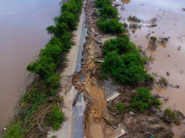 Şiddetli yağmurların yol açtığı toprak kaymaları asfalt yolların çatlamasına neden oldu. Selin yol açtığı doğal afetler nehir boyunca uzanan yol yüzeyini tahrip etti..