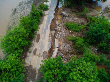Şiddetli yağmurların yol açtığı toprak kaymaları asfalt yolların çatlamasına neden oldu. Selin yol açtığı doğal afetler nehir boyunca uzanan yol yüzeyini tahrip etti..